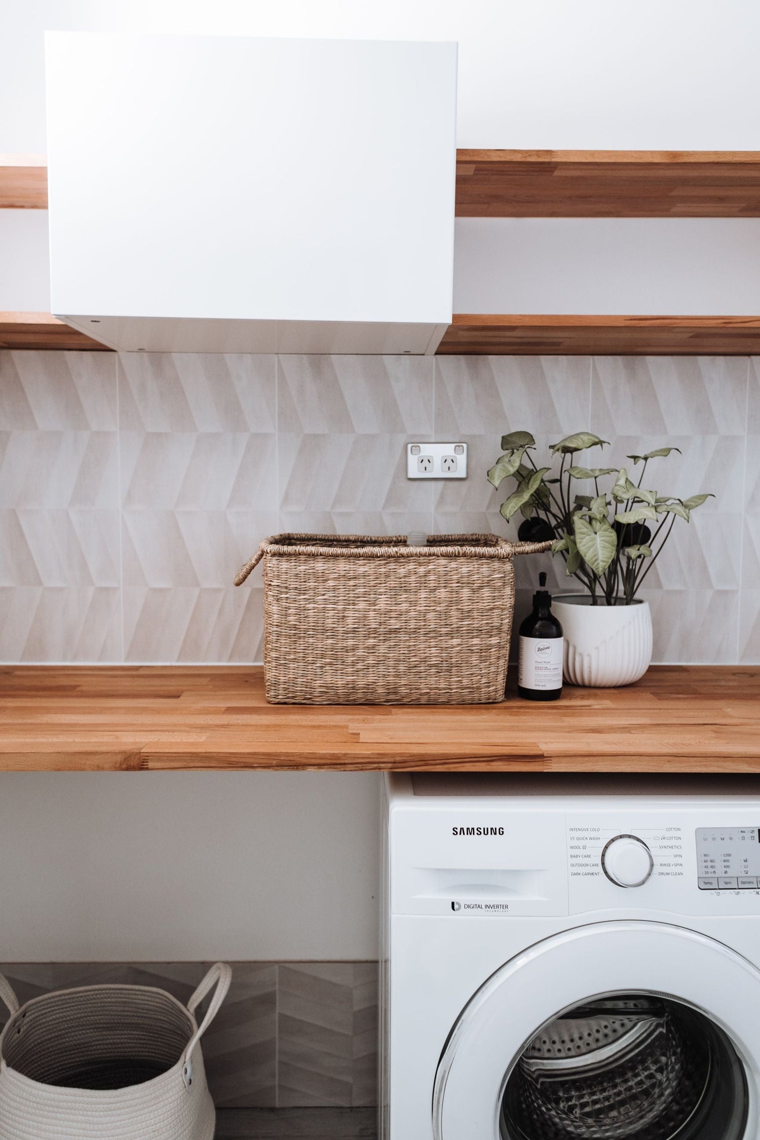 Kitchen & Dining